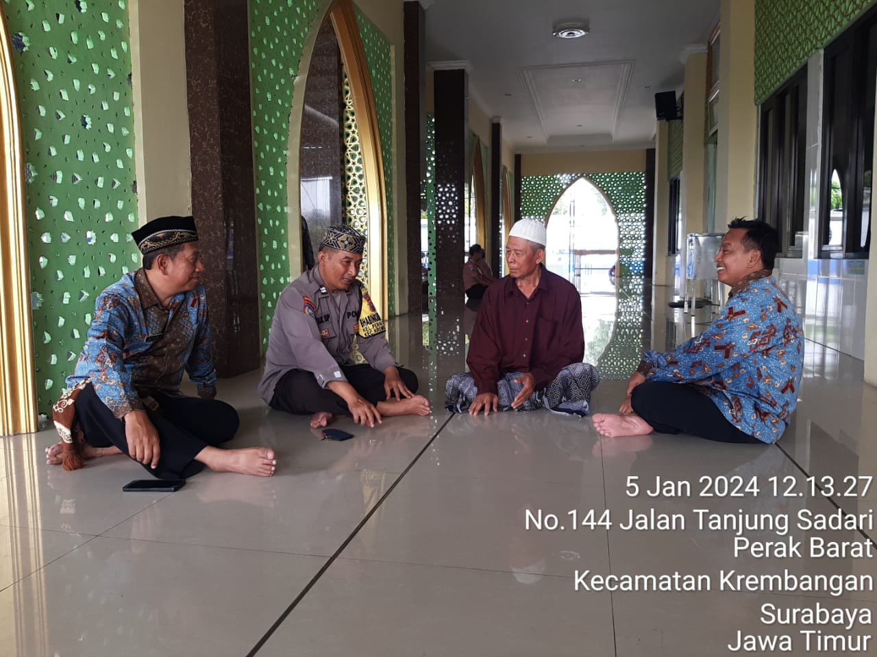 Bhabinkamtibmas Perak Barat, Sambangi Tomas di Masjid Miftahul Ulum, Menjaga Harkamtibmas Aman dan Kondusif