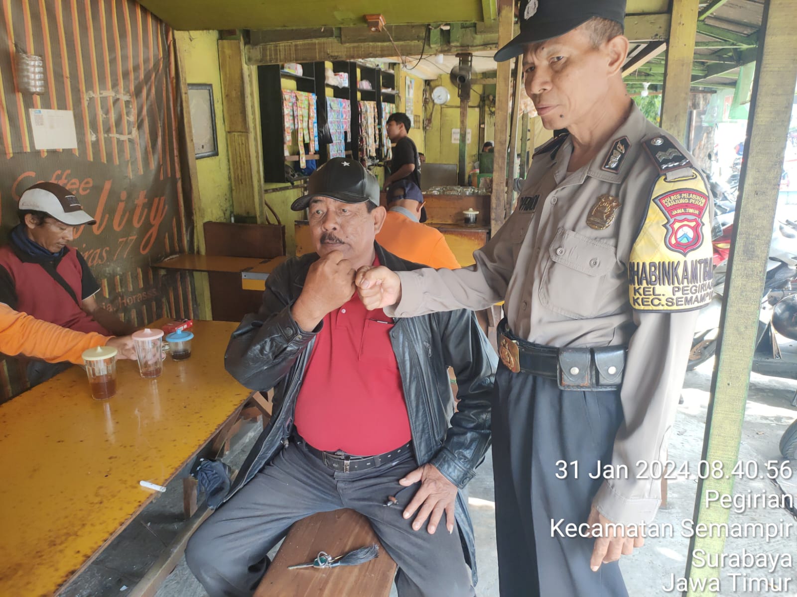 Bhabinkamtibmas Pegirian Sambangi Warga Jalan Wonokusumo Kidul, Ajak Jaga Kerukunan Jelang Pemilu 2024