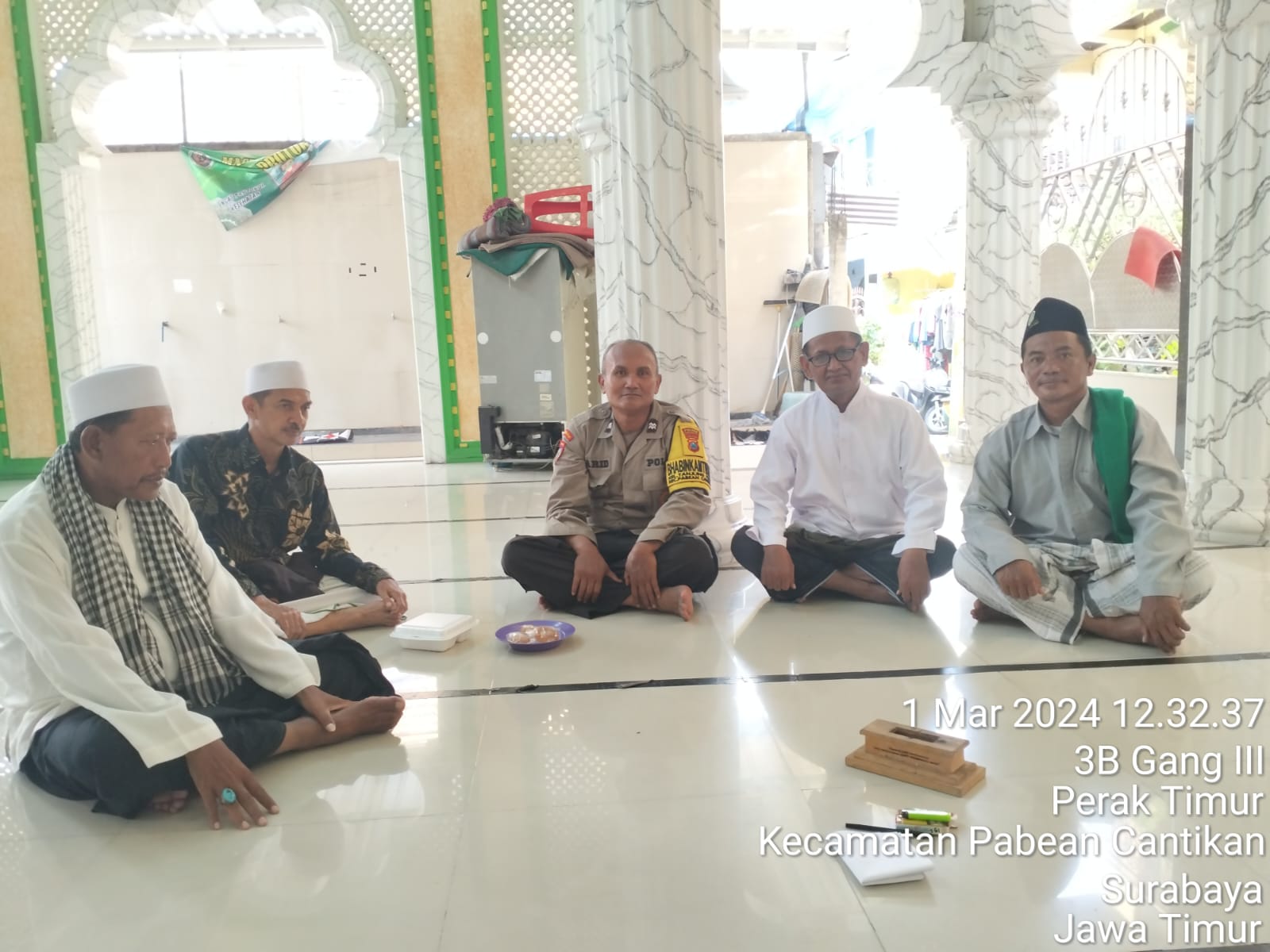 Bhabinkamtibmas Kelurahan Tanjung Perak Tingkatkan Silaturahmi Melalui Sholat Jumat di Masjid Sabilul Ulum