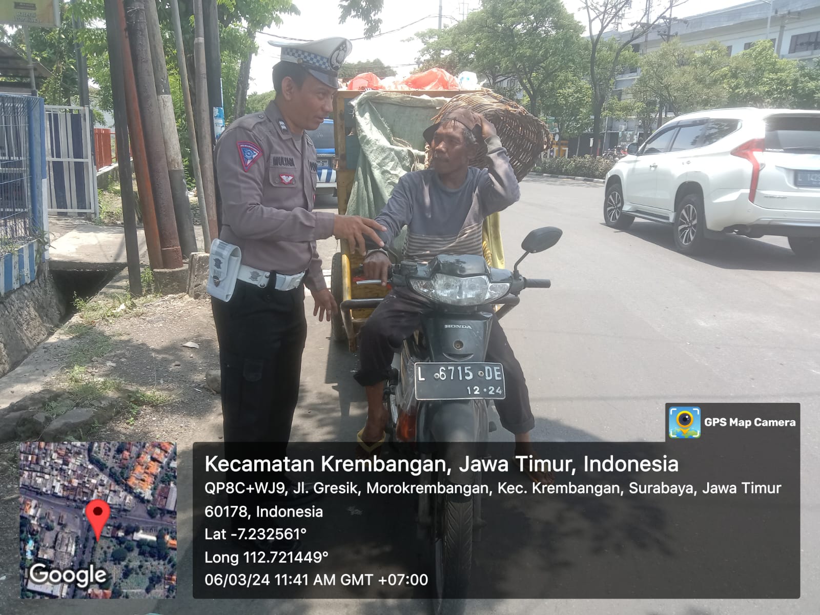 Polsek Krembangan Lakukan Pengalihan Arus dan Teguran Simpatik Dalam Operasi Keselamatan Semeru 2024