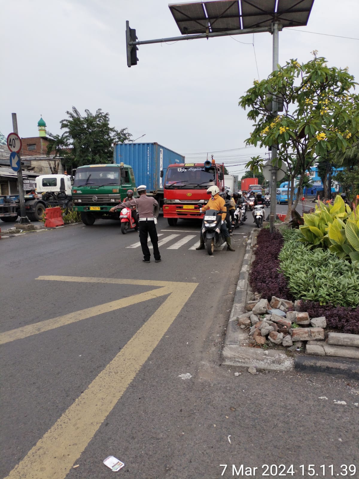 Polsek Krembangan Aktif dalam Operasi Keselamatan Semeru 2024, Giat Pos Akhir di Pertigaan Mbah Ratu Berlangsung Lancar