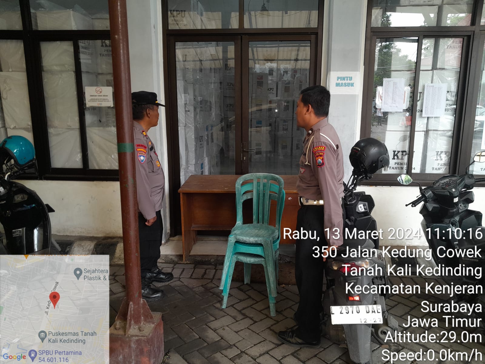 Polsek Kenjeran Pastikan Keamanan Kotak Suara di PPK Bulak Jalan Kyai Tambak Deres