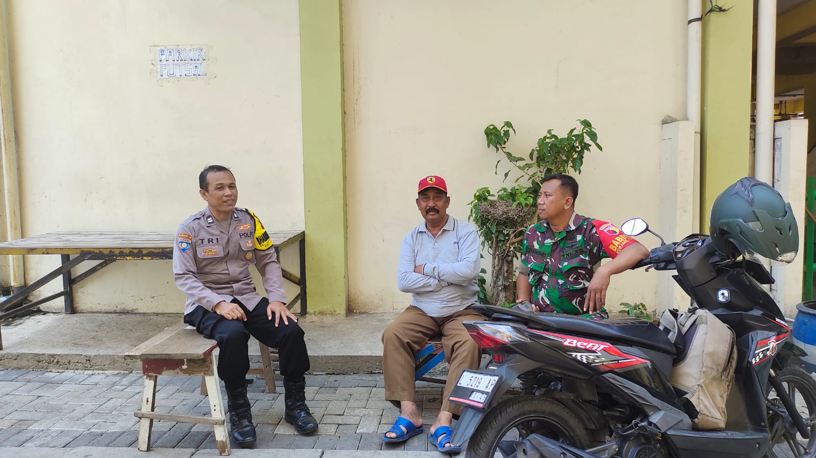 Bhabinkamtibmas dan Babinsa Sidotopo Wetan Sambangi Tokoh Masyarakat di Rusun Randu