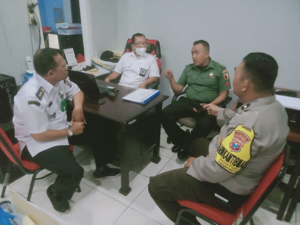 Sinergitas Bhabinkamtibmas dan Babinsa Sidotopo dalam Koordinasi Harkamtibmas Bersama Lurah dan Kasibangtib