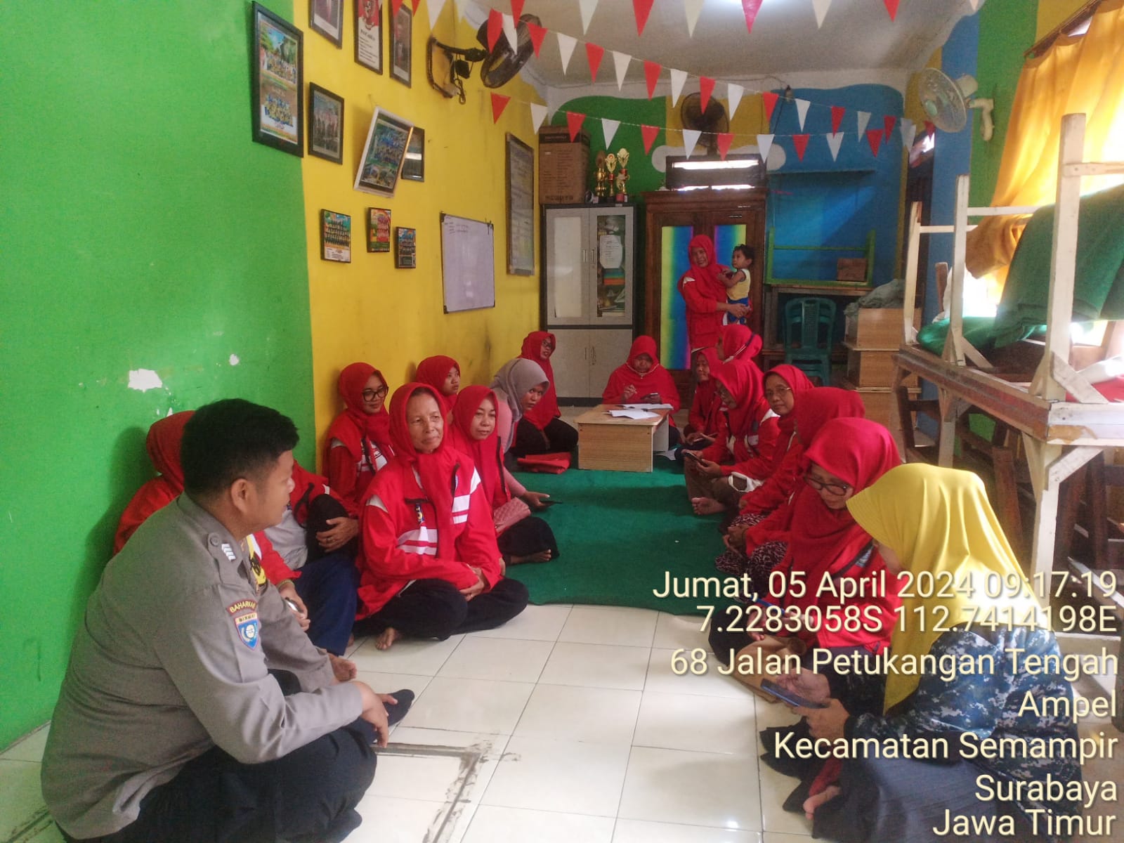 Bhabinkamtibmas Ampel Aktif Sambangi Kader di Balai RW 5 Kelurahan Ampel untuk Koordinasi Harkamtibmas Ramadhan