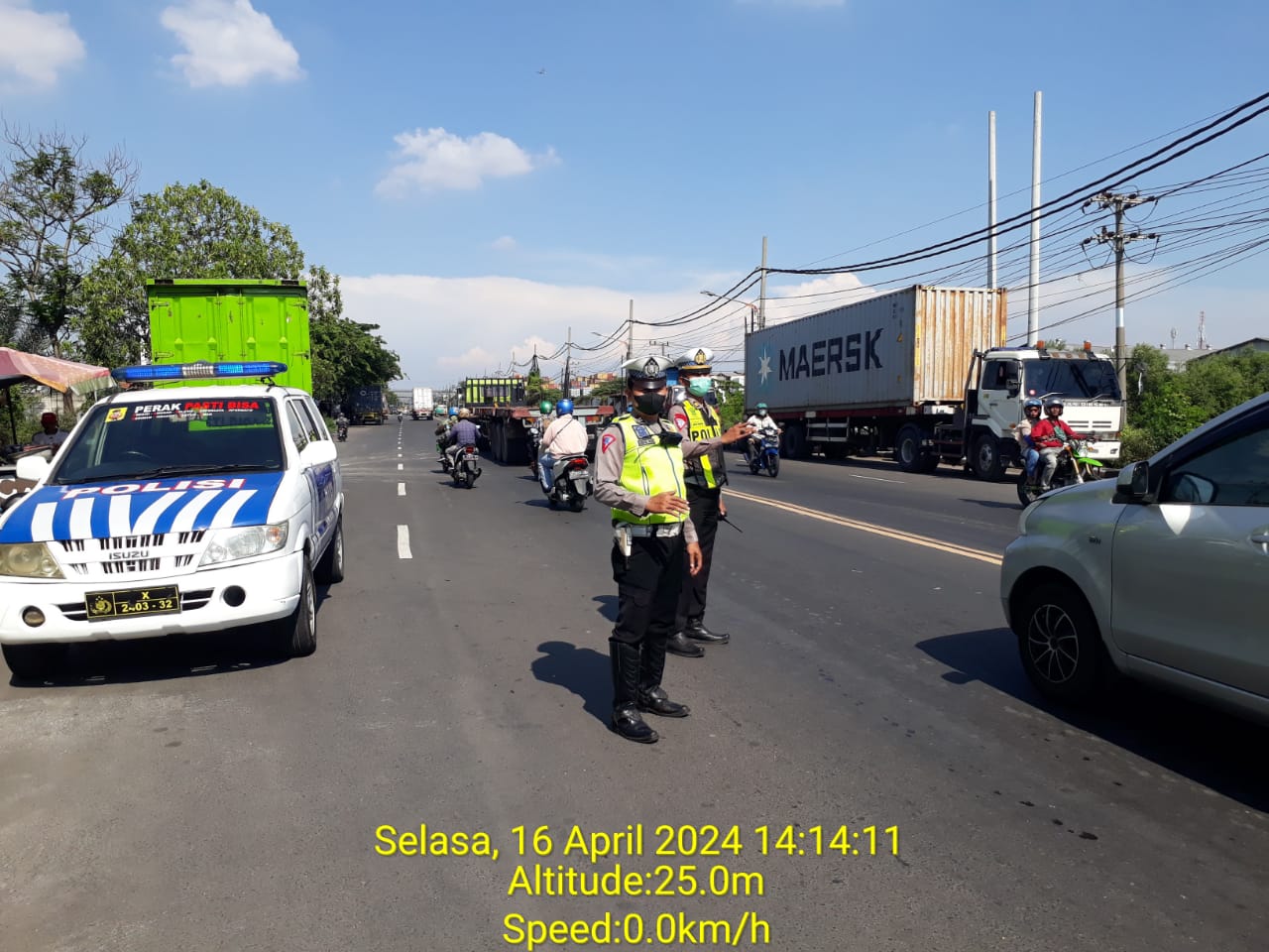 Polsek Asemrowo Jaga Ketertiban di Sekitar Jembatan Branjangan Selama Kegiatan Suporter Bonek