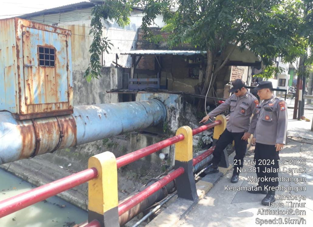 Polsek Krembangan Melaksanakan Pengecekan Debit Air Sungai Solotigo, Antisipasi Poteni Banjir