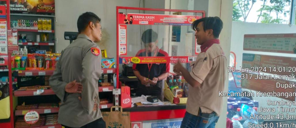 Polsek Krembangan Patroli di Indomart Jalan Kalianak, Surabaya