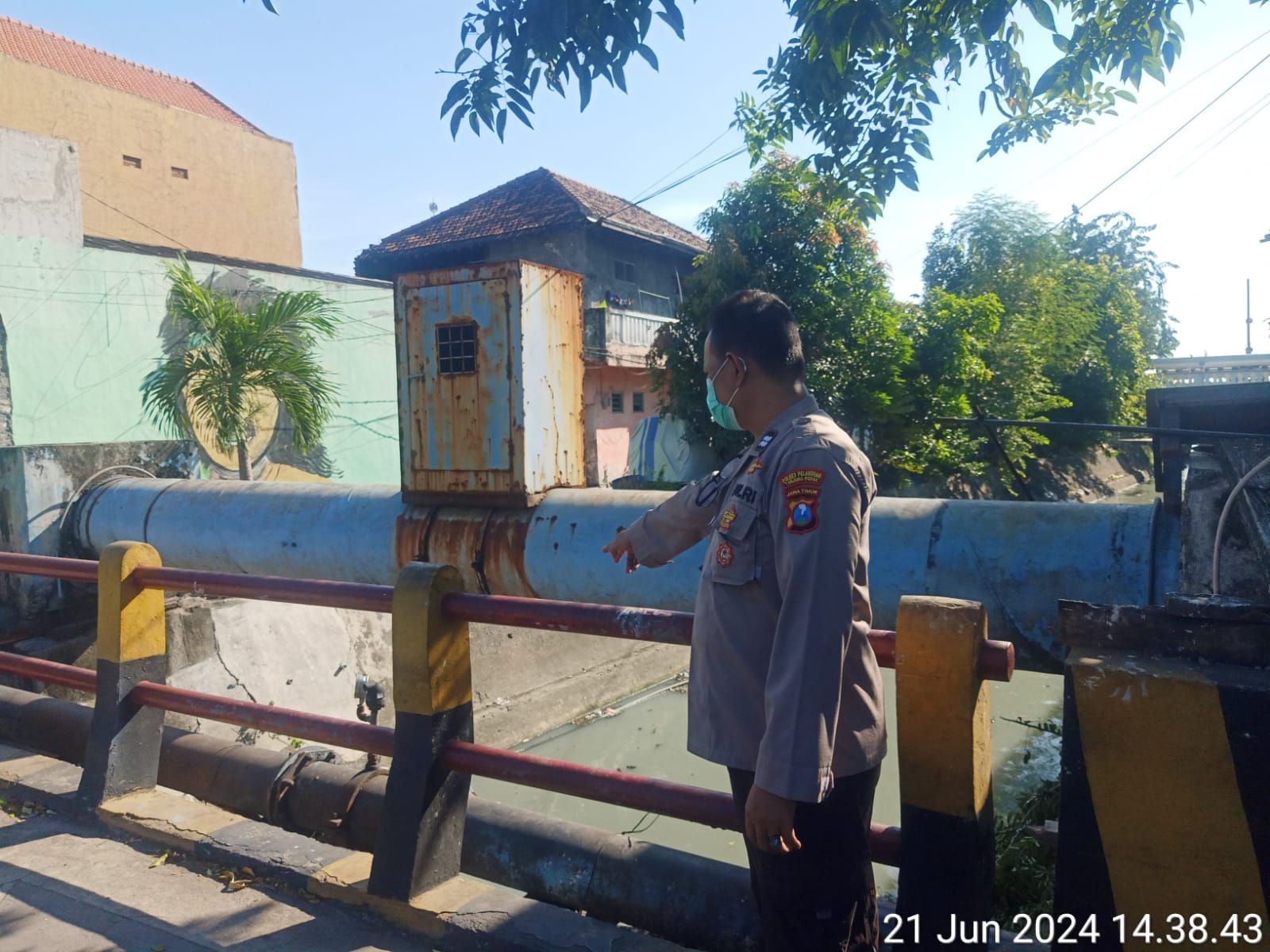 Polsek Krembangan Cek Debit Air Sungai Tanjung Sadari Antisipasi Adanya Kenaikan Debit dan Potensi Banjir