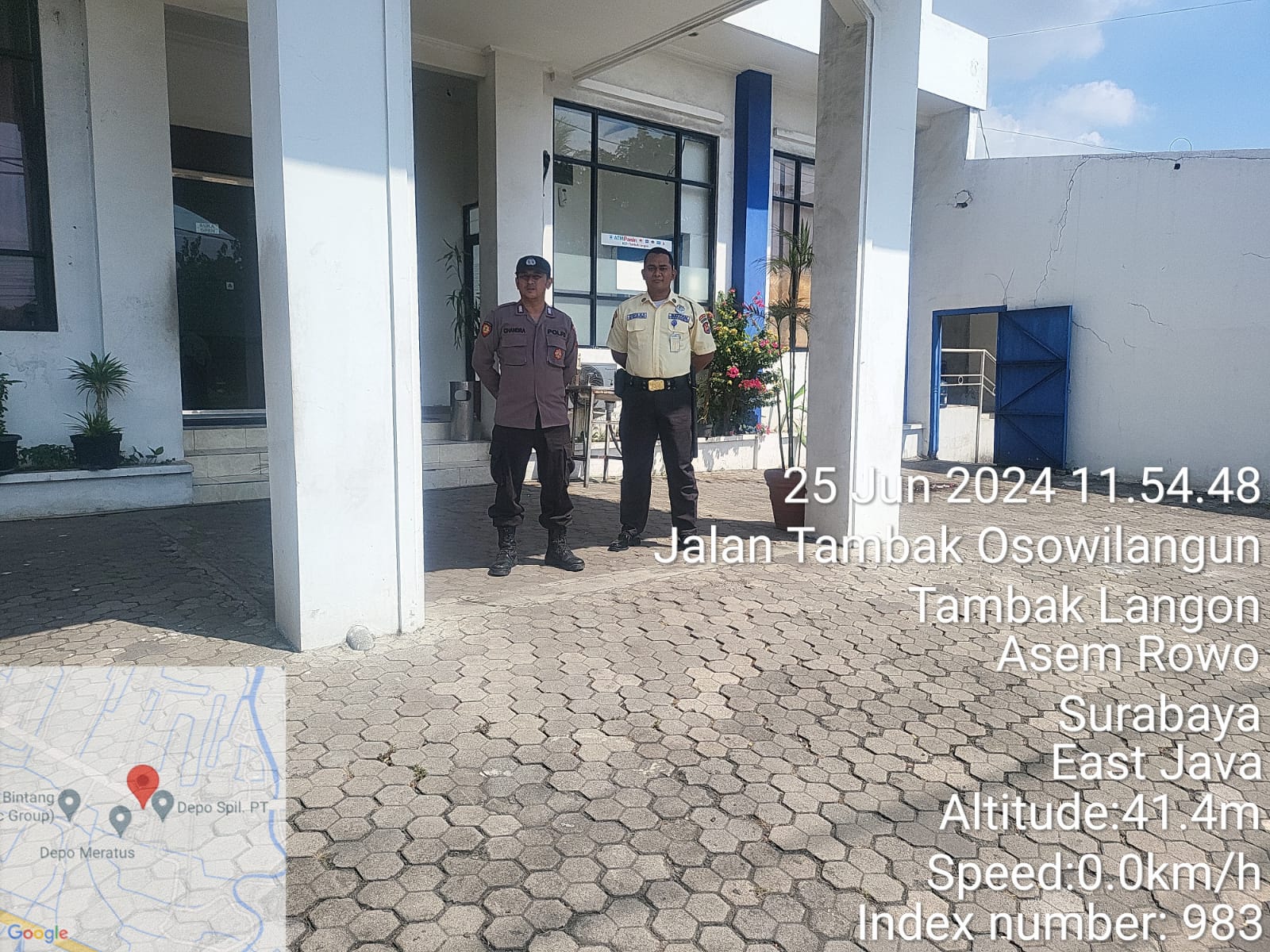 Polsek Asemrowo Melaksanakan Patroli Keamanan di Bank Panin, Waspadai Tindakan 3C
