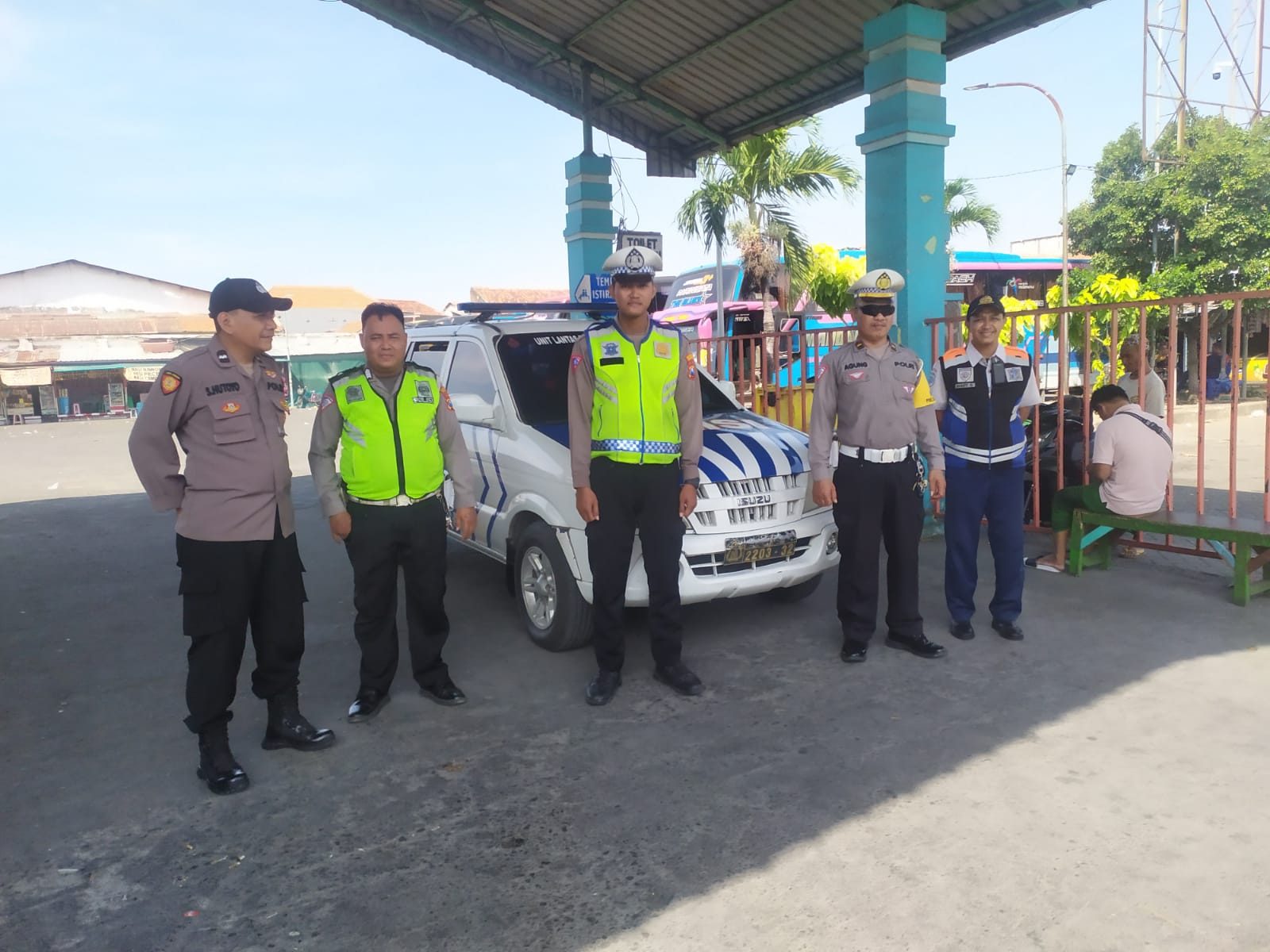 Polsek Semampir Gelar Patroli Harkamtibmas di Parkiran Bus Wisata Religi Sunan Ampel