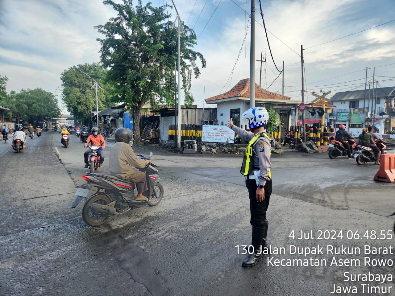 Polsek Asemrowo Amankan Lalu Lintas di Sekitar Rel Kereta Api Jalan Tambak Mayor