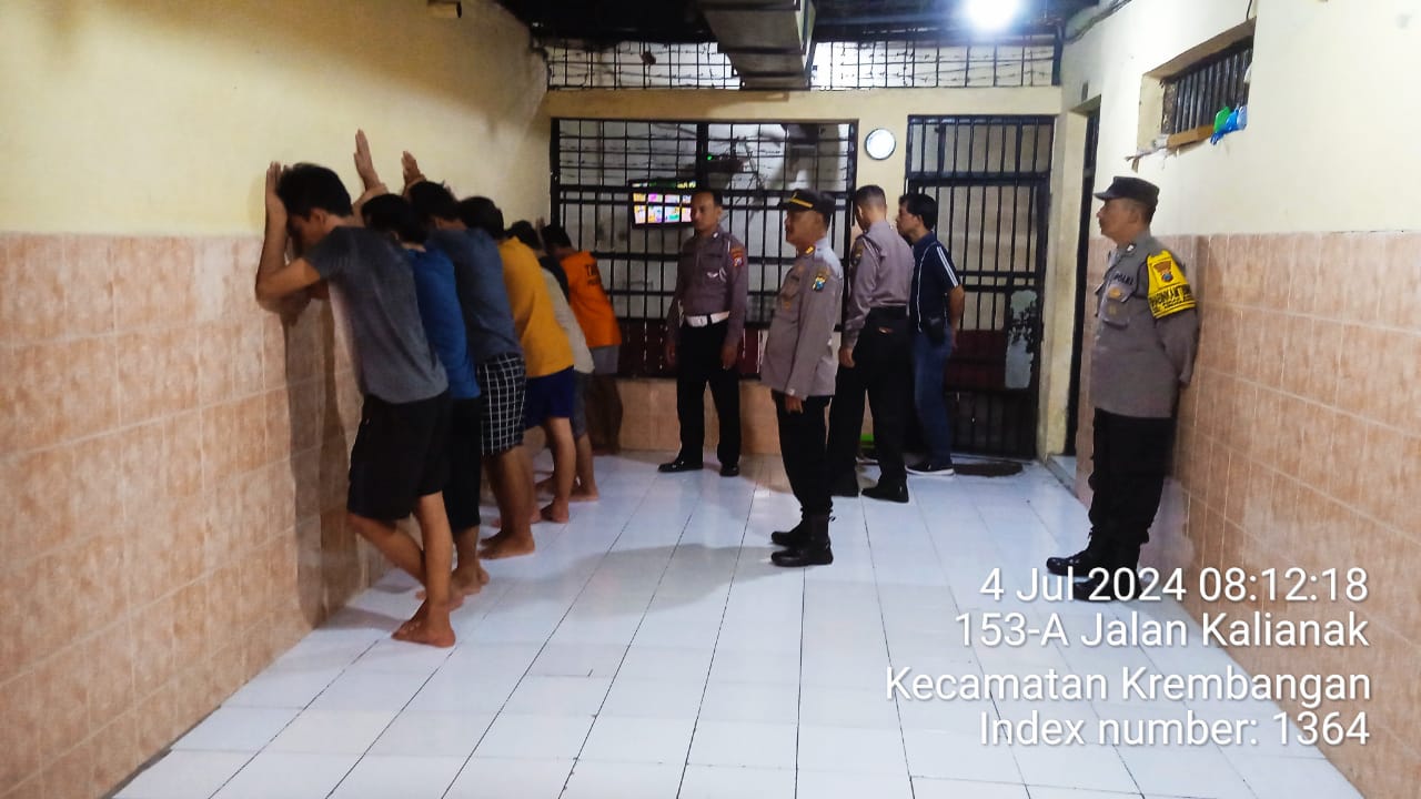 Polsek Krembangan Melaksanakan Pengecekan Ruang Tahanan Antisipasi Adanya Tahanan Kabur