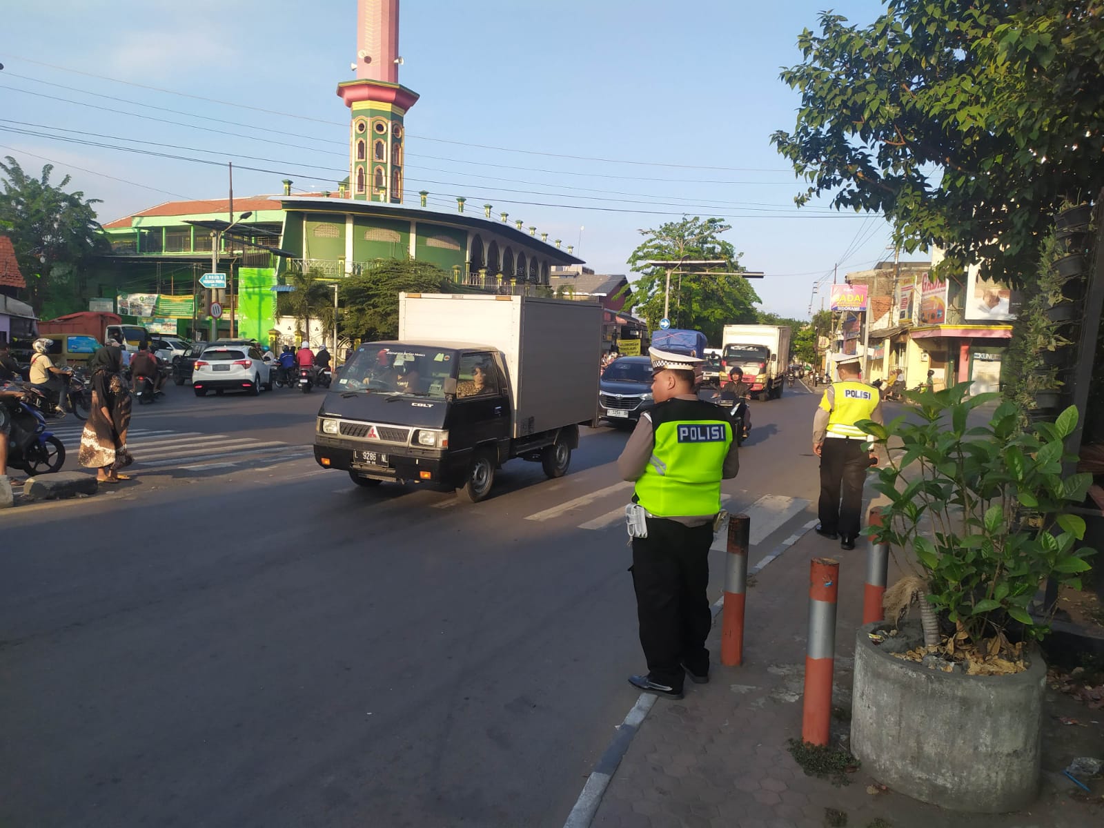 Polsek Semampir Lakukan Patroli Pengaturan Lalu Lintas di TL Karang Tembok