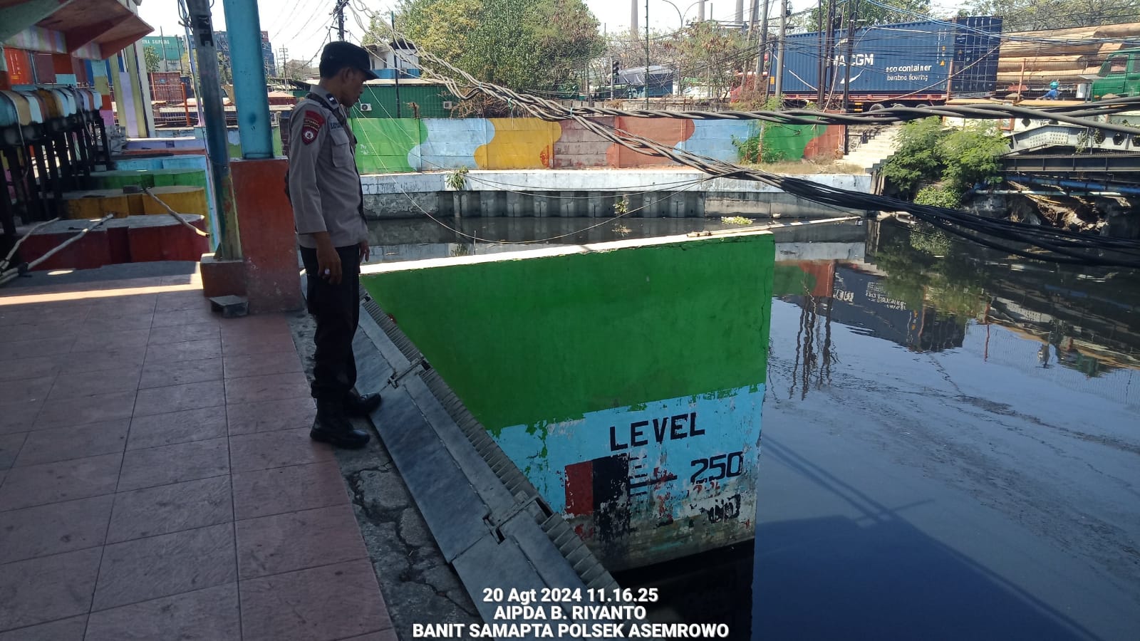 Polsek Asemrowo Lakukan Pengecekan Debit Air Sungai di Pintu Air Balong II